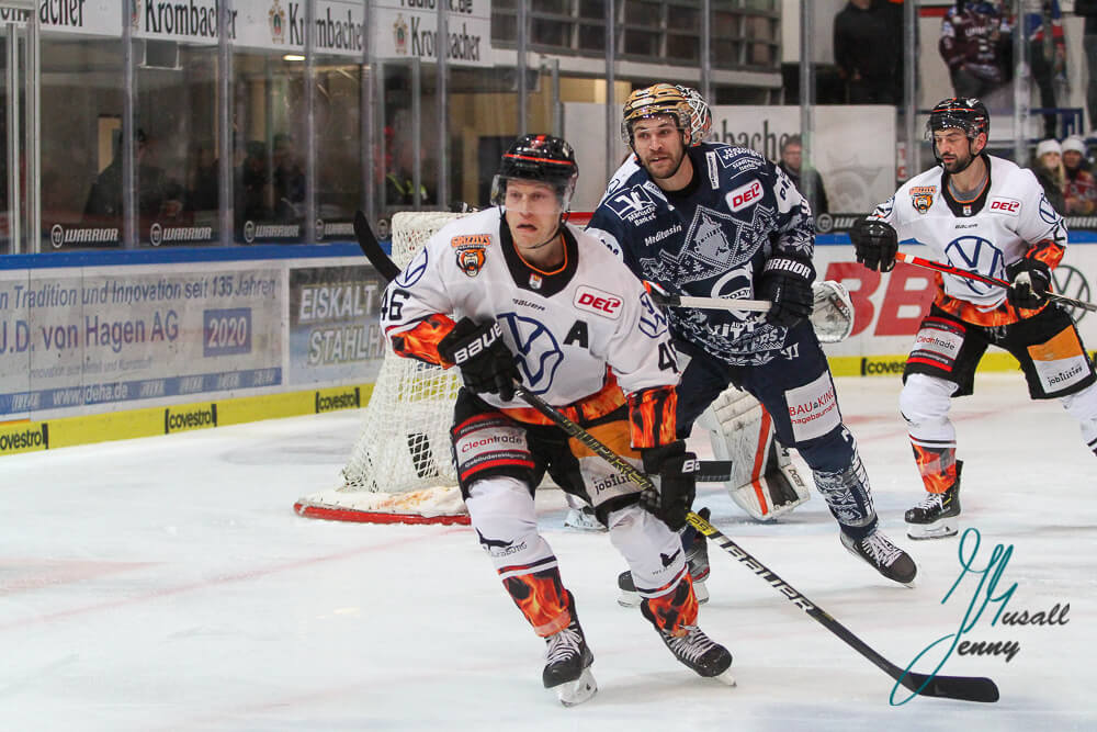 Mathis Olimb (Grizzlys Wolfsburg) im Spiel gegen die Iserlohn Roosters Foto: Jenny Musall