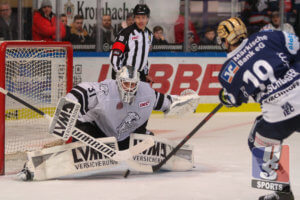 Julian Lautenschlager gegen Niklas Treutle (Thomas Sabo Ice Tigers Nürnberg) am 2.02.2020