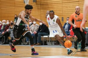 Tony Hicks (VfL SparkassenStars Bochum) gegen Myles Charvis (Itzehoe Eagles)