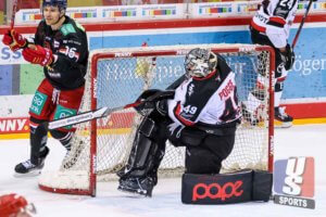 Justin Pogge (Kölner Haie) zertrümmert beim Derby gegen die DEG seinen Schläger