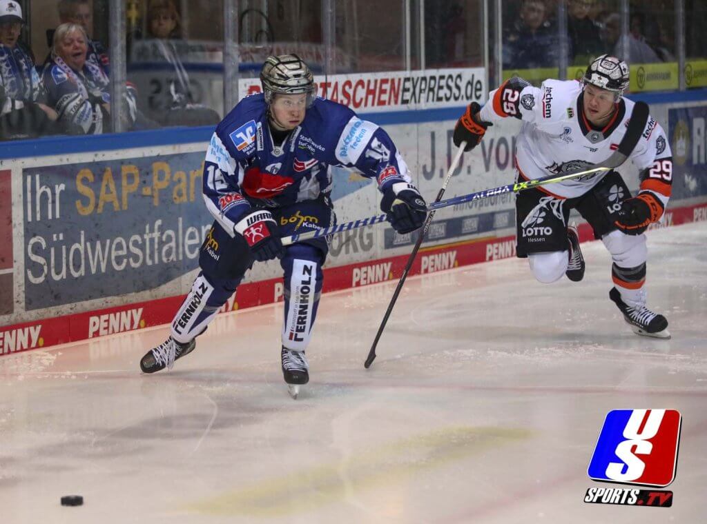 Eric Buschmann (Iserlohn Roosters) und Brett Breitkreuz (Löwen Frankfurt) im Zweikampf. 