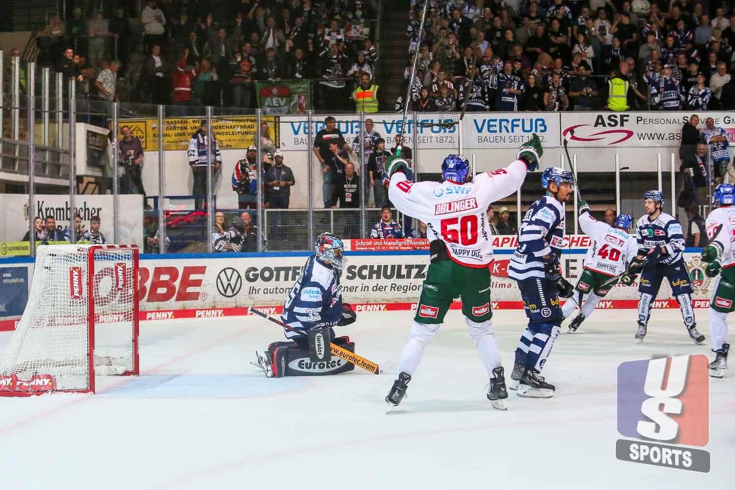 13.10.2023 - Kevin Reich (Iserlohn Roosters) und Alexander Oblinger (Augsburger Panther) (Foto: Jenny Musall)