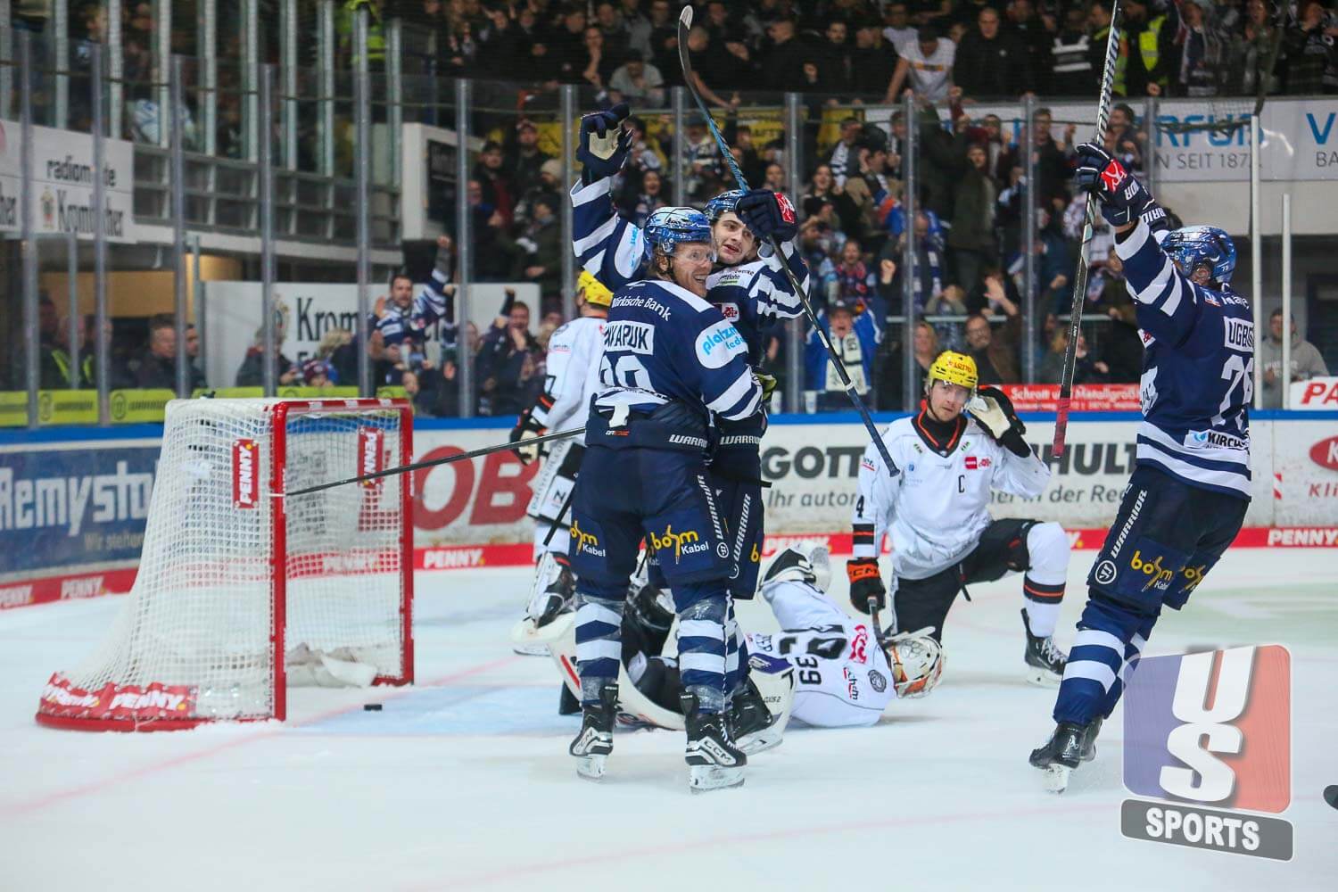 Taro Jentzsch (Iserlohn Roosters), Hunter Shinkaruk (Iserlohn Roosters) und Colin Ugbekile (Iserlohn Roosters) mit dem Torjubel im Spiel gegen die Löwen Frankfurt