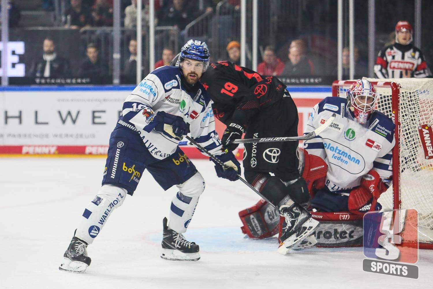 Andrew LeBlanc (Iserlohn Roosters), Frederik Storm (Koelner Haie) und Andreas Jenike (Iserlohn Roosters)