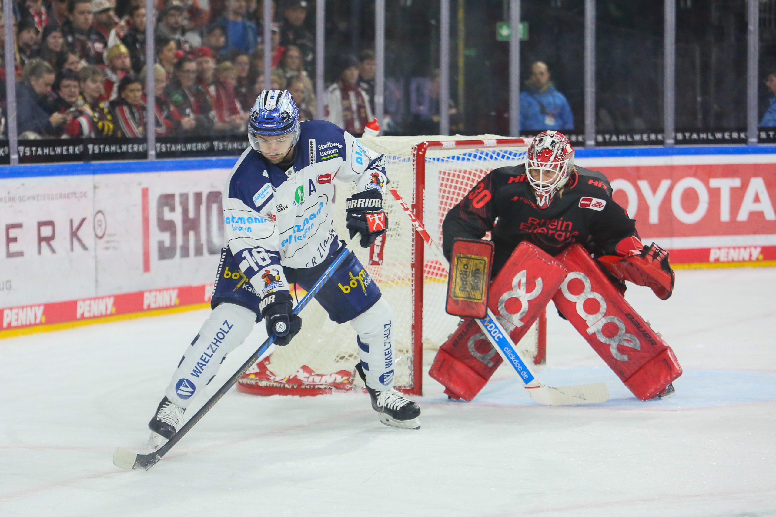 Eric Cornel (ISerlohn Roosters) vorm Tor von Mirko Pantkowski (Kölner Haie)