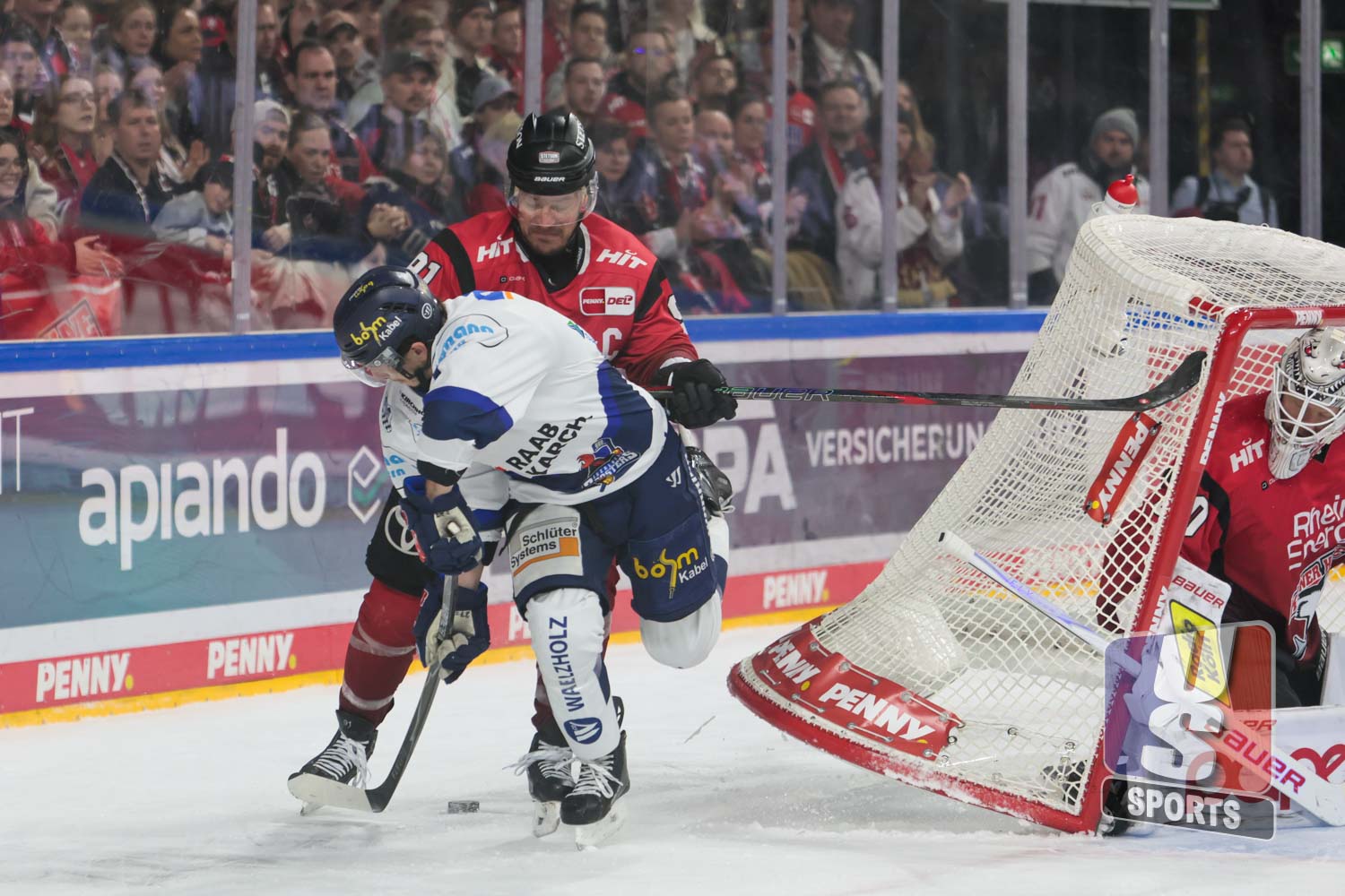 Christian Thomas (Iserlohn Roosters), Moritz Müller (Kölner Haie und Janne Juvonen (Kölner Haie) hinterm Tor im Spiel der Kölner Haie gegen die Iserlohn Roosters am 41. Spieltag in der Penny DEL 2025/26 (Foto: Jenny Musall)