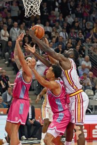 Basketball : Telekom Baskets Bonn - Fitness First Würzburg