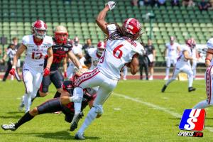 Travier Fields-Jackson (Prague Lions, #06) im Fallen.