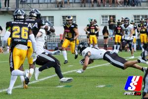 Austin Osborne (Berlin Rebels, #17) mit dem Ball im fallen