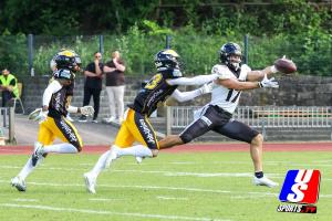 Austin Osborne (Berlin Rebels, #17) versucht den Ball zun fangen.