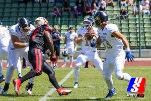 Mate Hegedus (Fehervar Enthroners, #10) mit dem Ball
