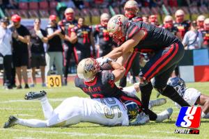 Ali Khalife (Berlin Thunder, #02) mit dem Ball, nachdem Tackle