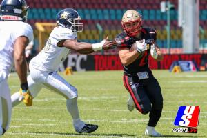 Ali Khalife (Berlin Thunder, #02) laeuft mit dem Ball.