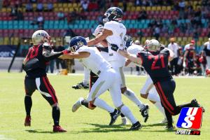 Samuel Bhoedjang (Fehervar Enthroners, #14) mit dem Ball