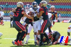 #Samuel Bhoedjang (Fehervar Enthroners, #14) mit dem Ball.