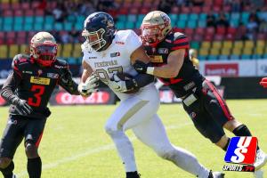 #Laurynas Orlovicius (Fehervar Enthroners, #97)laeuft mit dem Ball